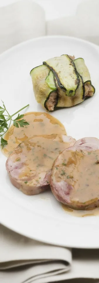 ATADITO DE POLLO RELLENO DE JAMÓN Y QUESO CON PURÉ DE CASTAÑAS