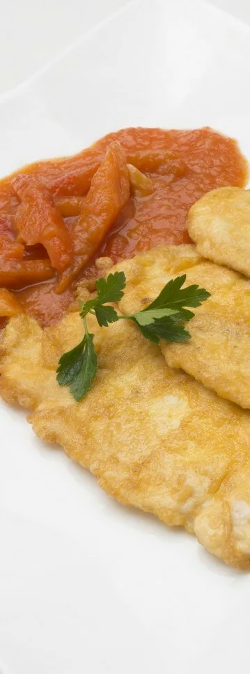 PECHUGAS DE POLLO REBOZADAS CON TOMATE PICANTE