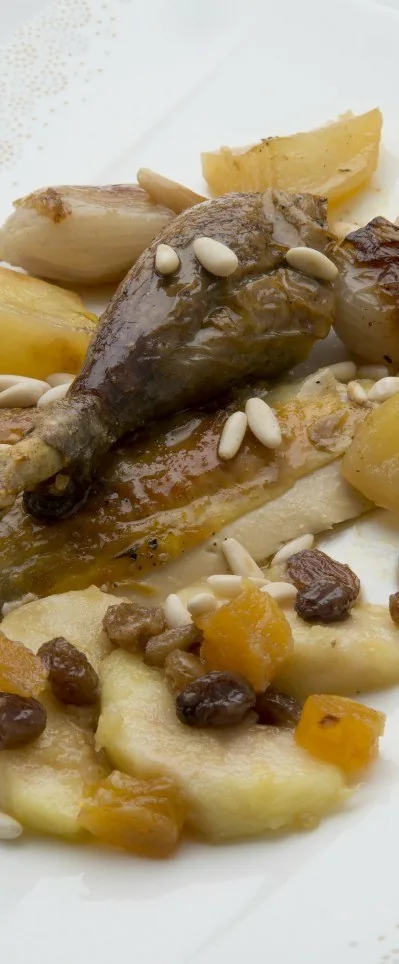 PINTADA ASADA CON SALTEADO DE INVIERNO