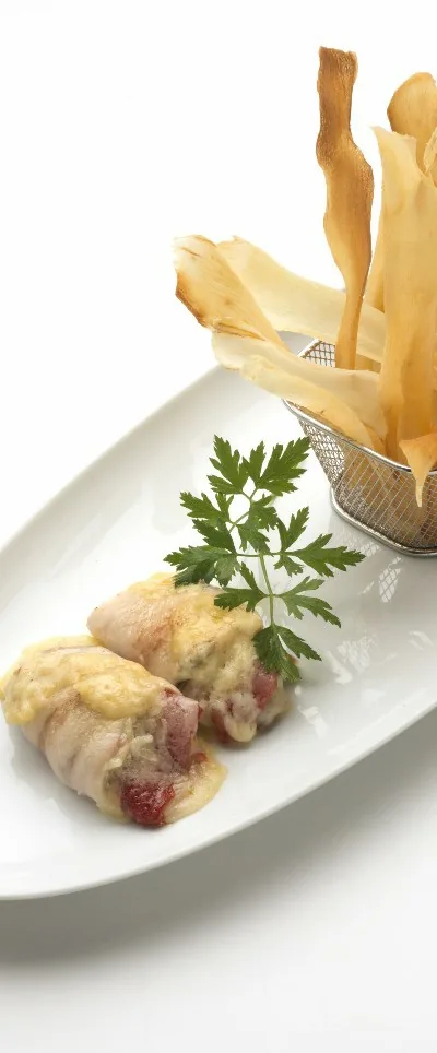 FILETES DE POLLO RELLENOS CON CHIPS DE YUCA