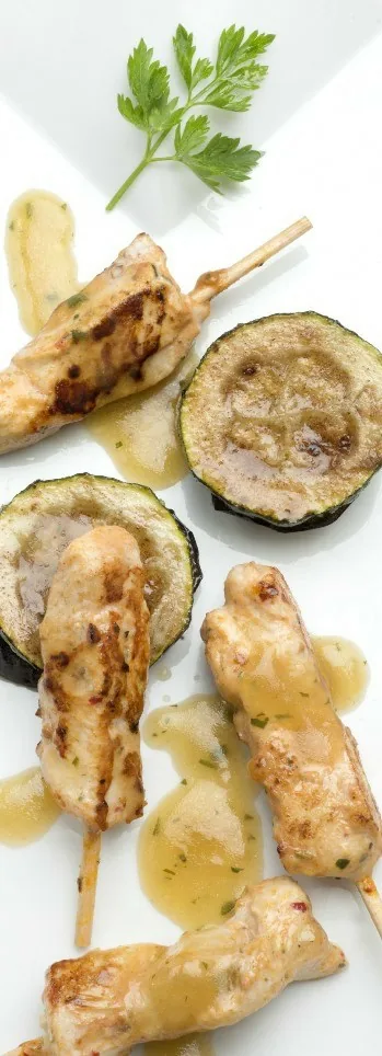 MINIPINCHOS DE POLLO CON VERDURAS GRATINADAS