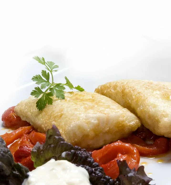 PESCADILLA REBOZADA CON MORRONES Y SALSA TÁRTARA