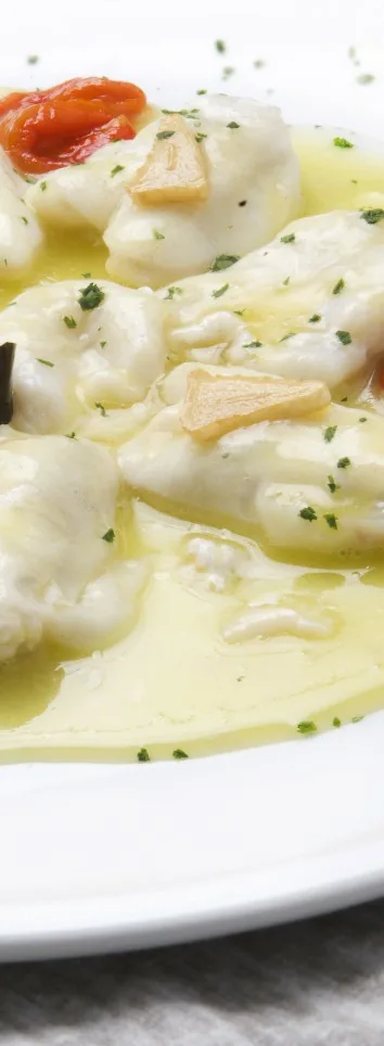 KOKOTXAS DE BACALAO AL PILPIL CON MORRONES