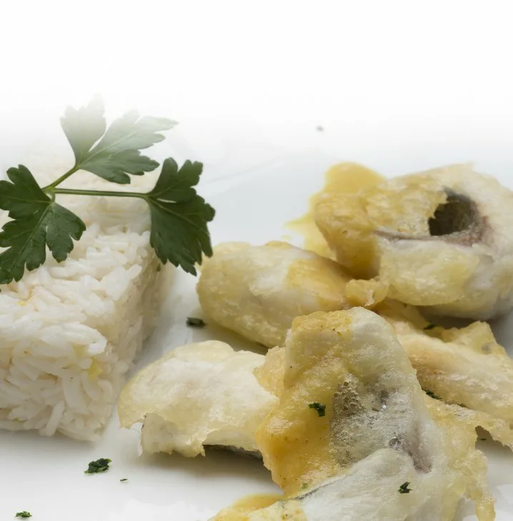 DORADA EN TEMPURA CON SALSA CURRY Y ARROZ BASMATI