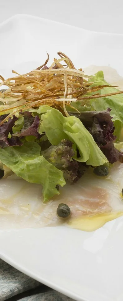 BOCADOS DE BACALAO EN TEMPURA CON BERENJENA Y PIMIENTOS ASADOS