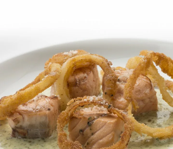SALMÓN CON SALSA DE BERROS Y AROS DE CEBOLLA