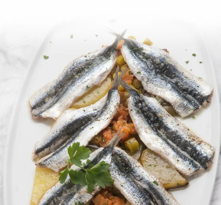 ANCHOAS CON PATATAS Y TOMATE