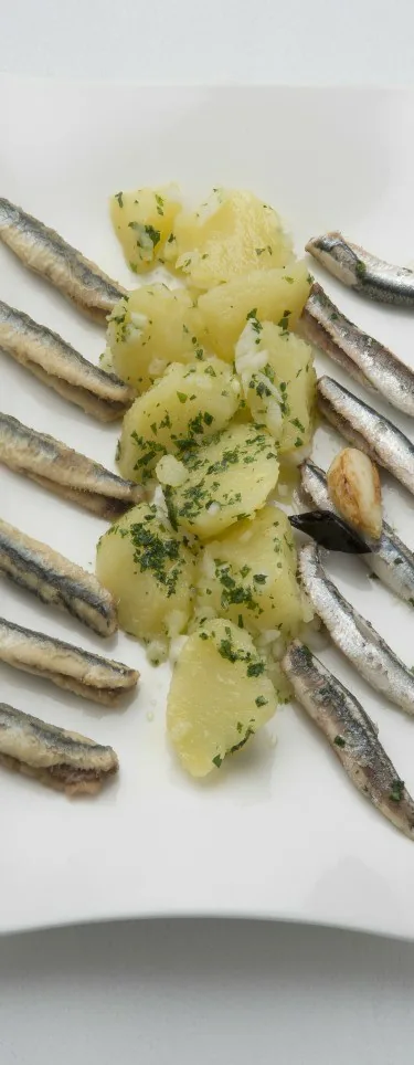 ANCHOAS Y BOQUERONES CON PAPAS ALIÑÁS