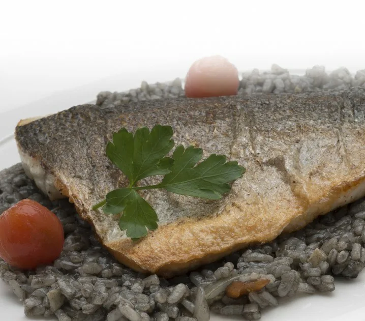 DORADA A LA PLANCHA CON ARROZ NEGRO