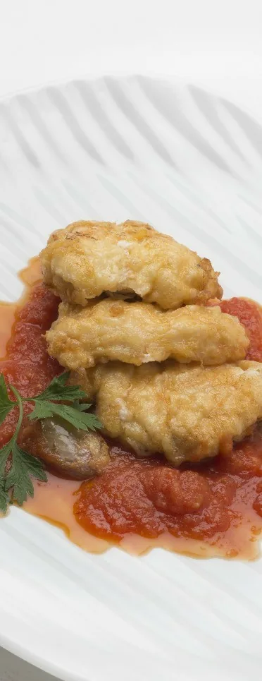 RAPE REBOZADO CON SALSA DE TOMATE AL AZAFRÁN