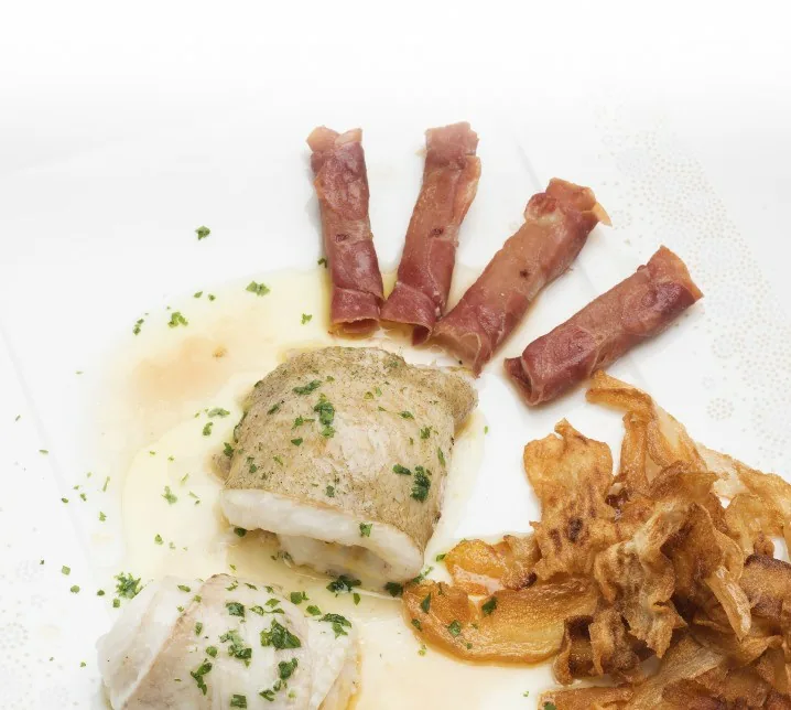 GALLOS CON CHIPS DE NABO Y LINGOTES DE JAMÓN
