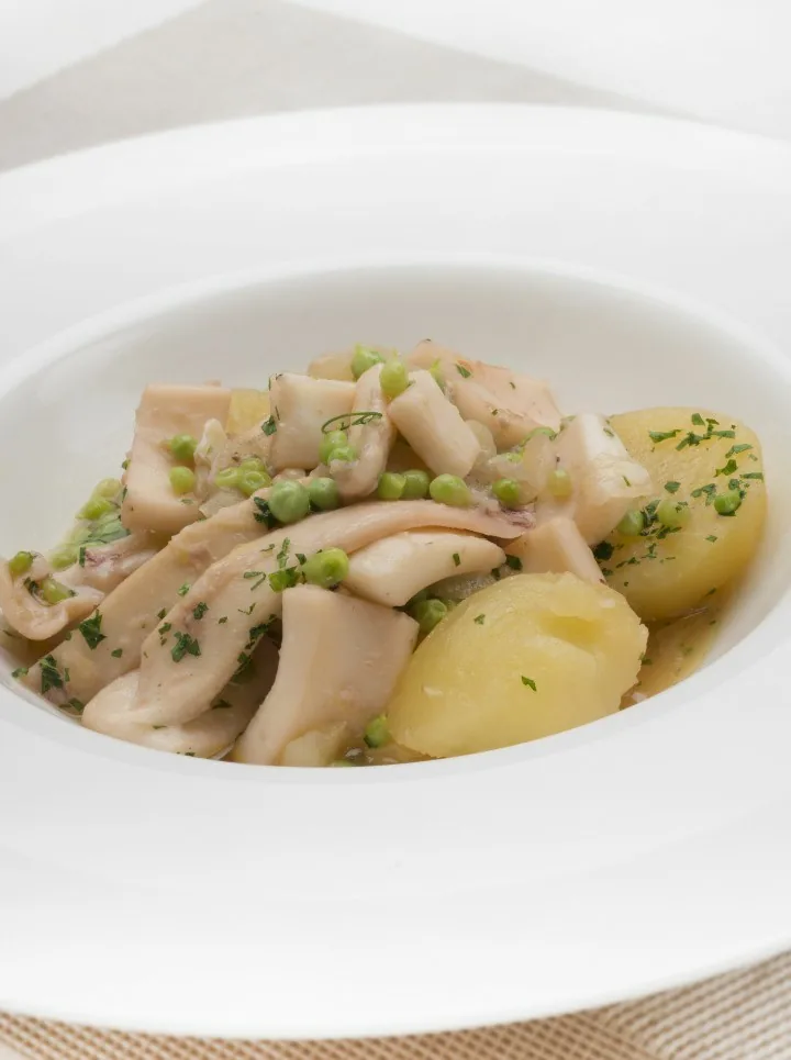 CALAMARES CON PATATAS Y GUISANTES