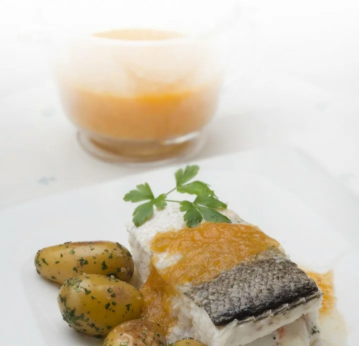 MERLUZA AL HORNO CON SALSA DE PUERROS