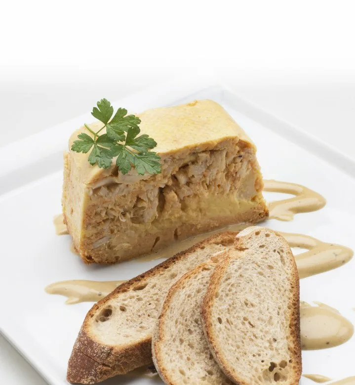 PASTEL DE CABRACHO CON MAYONESA DE AJO NEGRO