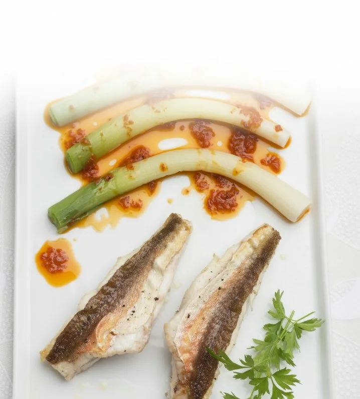 PERLÓN CON PUERROS Y VINAGRETA DE MORRÓN