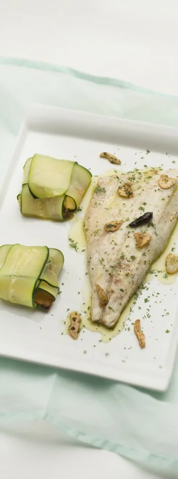 LUBINA CON PAQUETES DE CALABACÍN Y PATATAS PANADERA