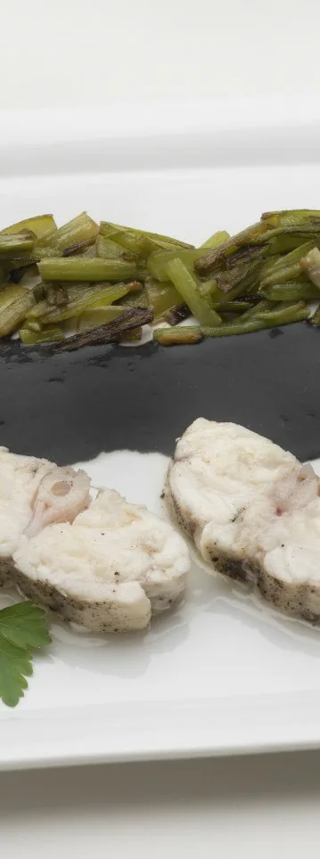 RAPE CON SALSA DE CALAMAR Y BORRAJA SALTEADA CON AJOS FRESCOS