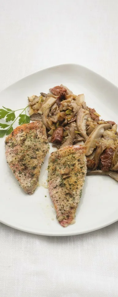 SALMONETES CON SETAS Y TOMATES