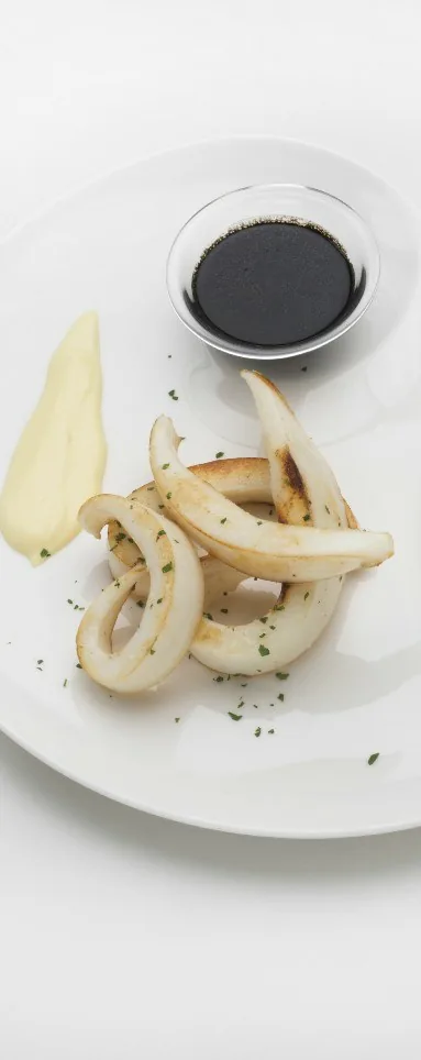 SEPIA A LA PLANCHA CON MAYONESA DE AJO Y SALSA NEGRA