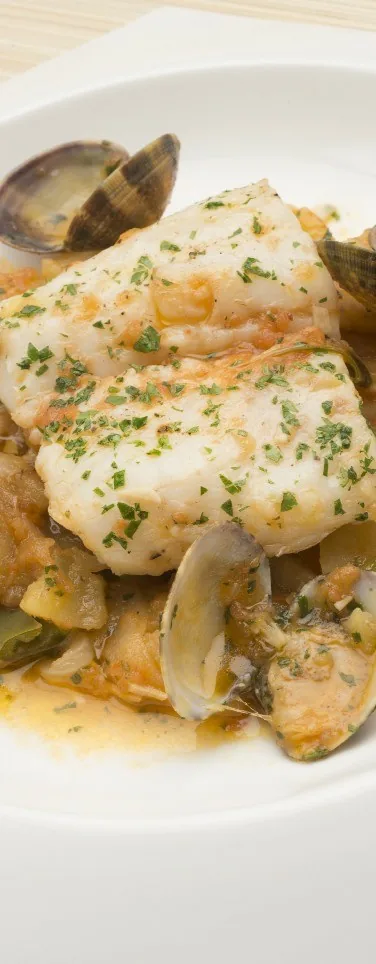 PESCADILLA CON PATATAS PANADERA Y ALMEJAS