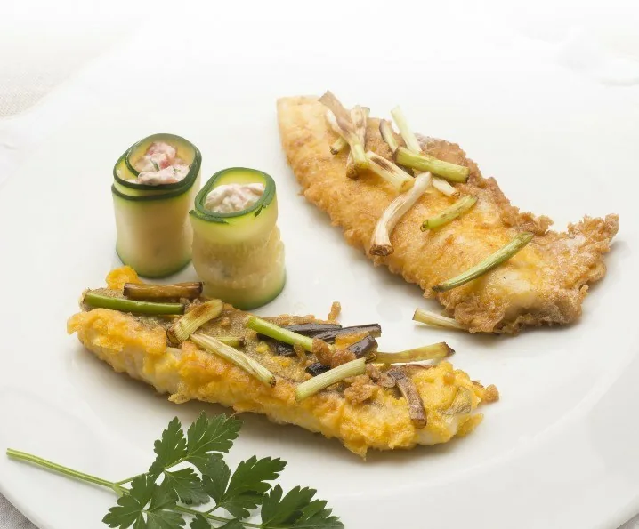 GALLO REBOZADO CON RULOS DE CALABACÍN