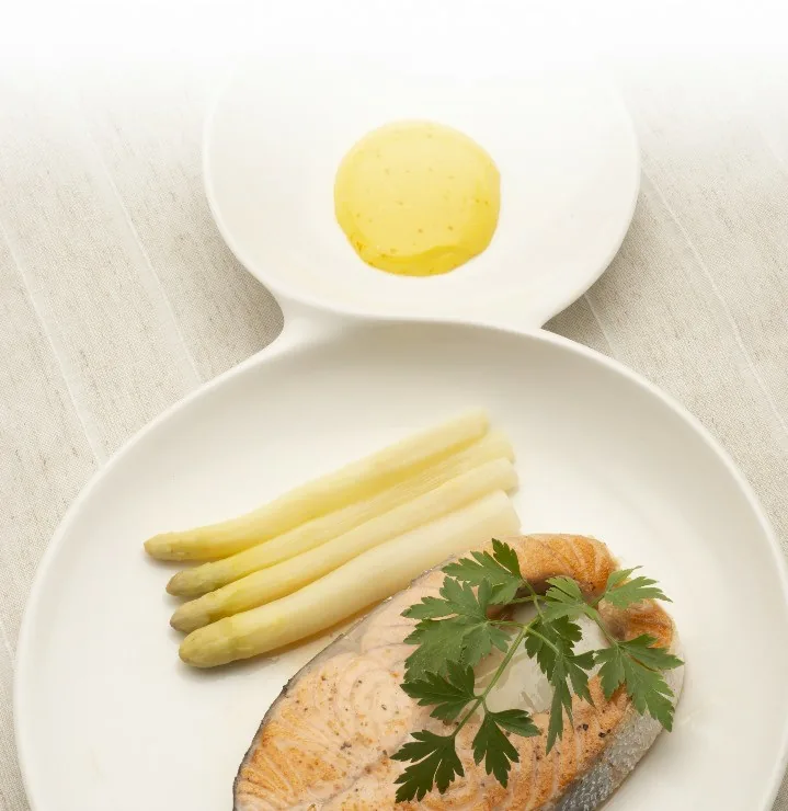 SALMÓN CON ESPÁRRAGOS Y MAYONESA DE AZAFRÁN