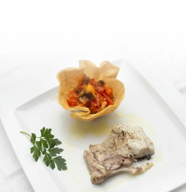 MOJARRA CON CESTAS DE BERENJENA Y TOMATE