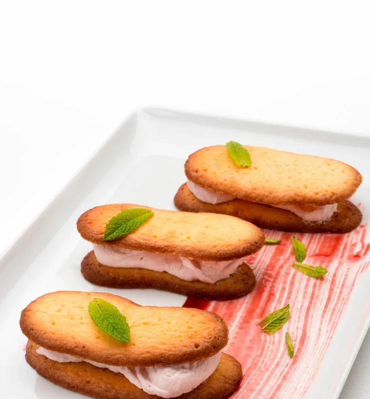 LENGUAS DE GATO RELLENAS DE NATA Y FRAMBUESA