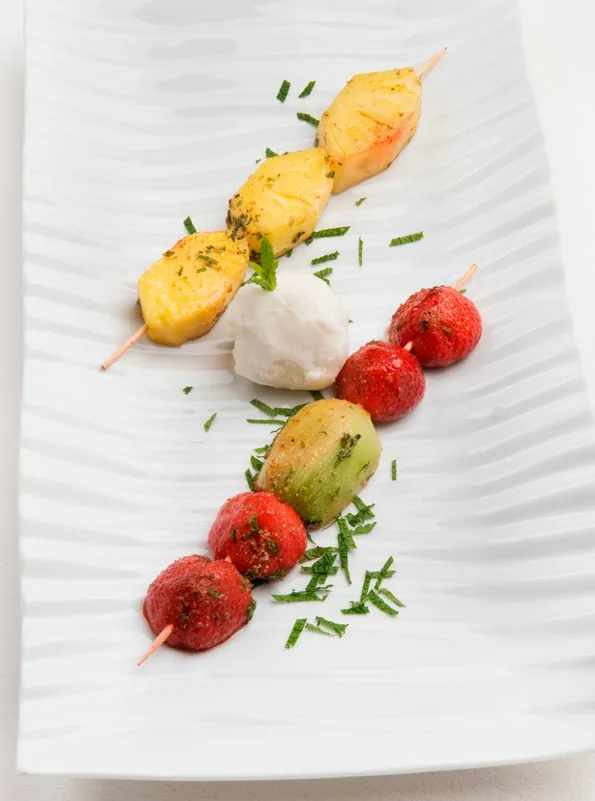 BROCHETAS DE FRUTAS CON HELADO